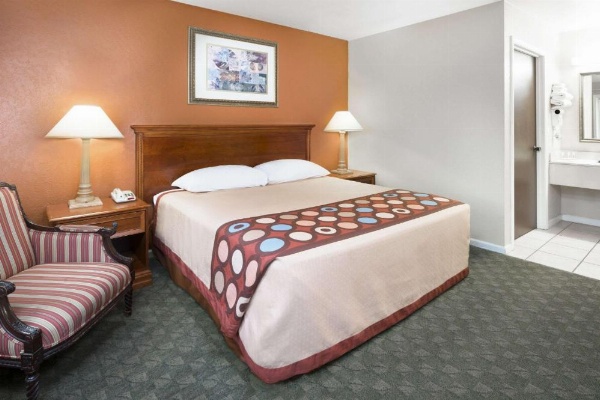 Super 8 by Wyndham Taylorville IL image 15