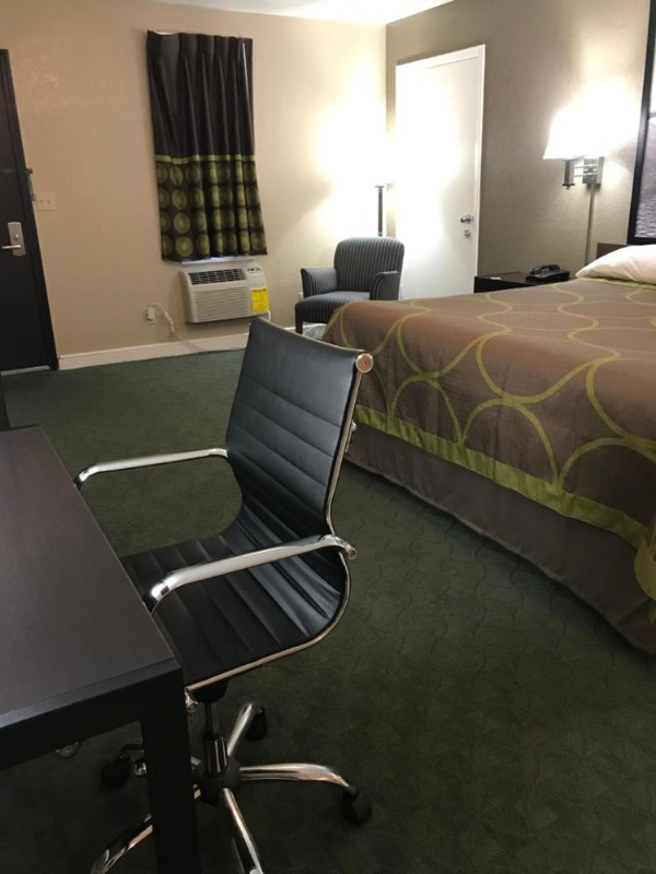 Super 8 by Wyndham Taylorville IL image 20